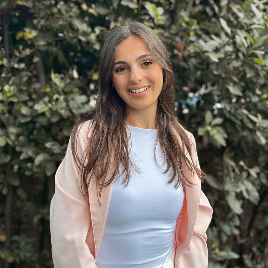 Laura Natarella, psicologa, ritratta all'aperto davanti a una siepe